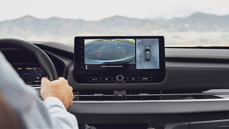 360-Grad-Umgebungskamera-Ansicht auf dem Infotainment-Display des Mitsubishi Outlander Diamant